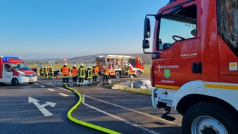 FW Düren: Schwerer Verkehrsunfall auf der K29: Erfolgreiche interkommunale Zusammenarbeit der Feuerwehren Düren, Hürtgenwald und Kreuzau