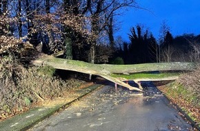 Feuerwehr Ratingen: FW Ratingen: Ereignisreicher Tag für die Feuerwehr neigt sich dem Ende