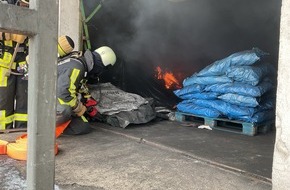 Feuerwehr Bochum: FW-BO: Brand in einer Lagerhalle endet glimpflich
