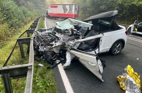Polizei Lippe: POL-LIP: Schlangen-Kohlst&auml;dt. Lange Sperrung der B1 nach schwerem Verkehrsunfall.