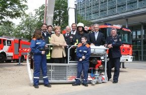 Deutscher Feuerwehrverband e. V. (DFV): Angela Merkel gegen Sparmaßnahmen bei Feuerwehr / Bundeskanzlerin redete vor Delegierten des 28. Deutschen Feuerwehrtages