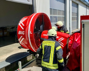FW-OLL: Ausgelöste Brandmeldeanlage verhindert Schlimmeres - Erster Realeinsatz für Großlüfter der Kreisfeuerwehr Oldenburg