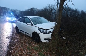 Kreispolizeibehörde Herford: POL-HF: Unfall auf glatter Fahrbahn - 53-jährige Frau leicht verletzt