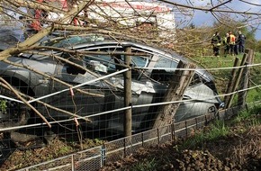 Polizei D&uuml;ren: POL-DN: Von der Fahrbahn abgekommen und im Graben gelandet