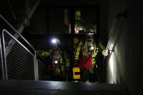 FW-Langenfeld: Übung der Freiwilligen Feuerwehr Langenfeld Löschzug 2 am Städtischen Klinikum Solingen
