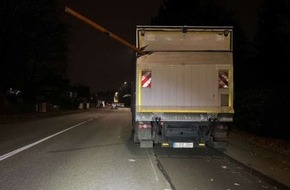 Polizei Bielefeld: POL-BI: Unfallflucht - ungewöhnliche Beschädigung an Lkw