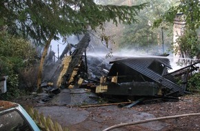 Polizeiinspektion Rotenburg: POL-ROW: Explosion in Wochenendgebiet. Haus brennt komplett nieder