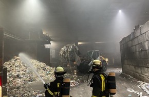 Feuerwehr Dortmund: FW-DO: Brand in Lagerhalle eines Recyclingbetriebs