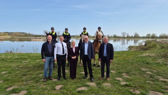 Polizeiinspektion L&uuml;neburg/L&uuml;chow-Dannenberg/Uelzen: POL-LG: Reiterstaffel im Biosph&auml;renreservat "Nieders&auml;chsische Elbtalaue" - Erfolgsgeschichte im 15. Jahr - "die vielf&auml;ltige Tierwelt vor St&ouml;rungen bewahren und die Ruhe in der Landschaft ...