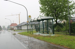 Polizei Minden-Lübbecke: POL-MI: Auto rutscht in Buswartehäuschen