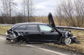 Polizeiinspektion Stade: POL-STD: Kollision auf Autobahn A26 - drei Fahrzeuginsassen verletzt - Sperrung der Autobahn für mehrere Stunden
