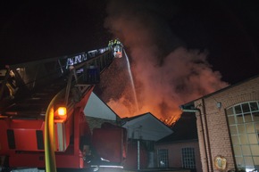 FW Menden: Brand eines Industriebetriebes