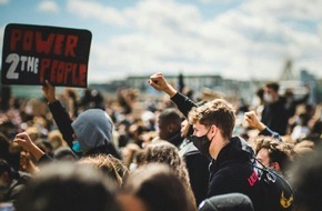 Readly: Gaza, Gendern, Migration: Umfrage zeigt gefühlten Meinungsdruck der Deutschen