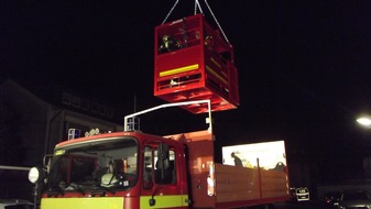 Feuerwehr Dortmund: FW-DO: 23.08.2018 - Komplizierte Personenrettung in Grevel
Feuerwehrkran und Höhenretter unterstützen Rettungsdienst