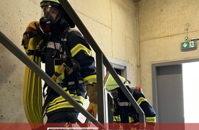 Feuerwehr Leverkusen: FW-LEV: Balkonbrand in Leverkusen Schöne Aussicht