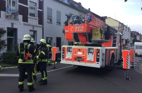 Feuerwehr und Rettungsdienst Bonn: FW-BN: Feuer unter einer überbauten Terrasse, Feuerwehr verhindert Brandausbreitung auf Wohngebäude