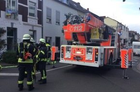 Feuerwehr und Rettungsdienst Bonn: FW-BN: Feuer unter einer überbauten Terrasse, Feuerwehr verhindert Brandausbreitung auf Wohngebäude