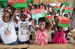 Samaritan's Purse e. V.: "Weihnachten im Schuhkarton" beschenkt weltweit über 10,5 Millionen Kinder