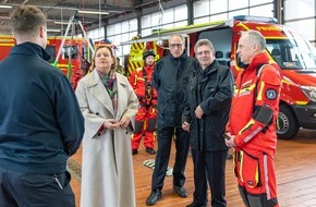 Feuerwehr Bremerhaven: FW Bremerhaven: Innensenatorin Dr. Eva H&ouml;gl besucht die Feuerwehr Bremerhaven