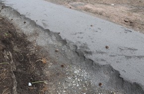 Kreispolizeibehörde Höxter: POL-HX: Neuer Fußweg am Wall beschädigt: Hoher Sachschaden