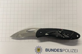 Bundespolizeidirektion Sankt Augustin: BPOL NRW: Bundespolizisten stellen 29-Jährigen mit Drogen und Messer fest