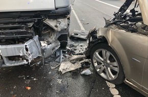 Polizei Mettmann: POL-ME: Zwei Personen nach Verkehrsunfall schwer verletzt - Heiligenhaus - 2210138