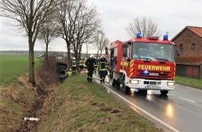 Kreispolizeibehörde Höxter: POL-HX: Auto gerät in den Straßengraben