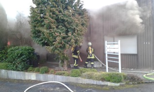 Feuerwehr der Stadt Arnsberg: FW-AR: Brand einer Lagerhalle verlangt Großeinsatz von der Feuerwehr: 140 Wehrleute verhindern Übergreifen der Flammen / 3 Feuerwehrleute leicht verletzt / DRK-Einsatzfahrzeuge in Mitleidenschaft gezogen