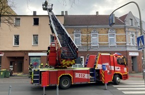 Feuerwehr Oberhausen: FW-OB: Brandrauch dringt aus Wohnungsfenster / Anwohner melden Feuer in Oberhausen Lirich