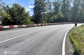 Polizeipräsidium Westpfalz: POL-PPWP: Biker stürzt Hang hinunter