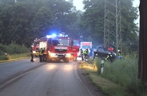 Polizei Minden-Lübbecke: POL-MI: Auto prallt gegen Strommasten - Fahrer im Pkw eingeklemmt