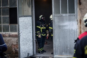 FW-MK: Entstehungsbrand in einer Lagerhalle