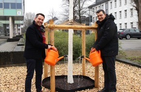 Universität Koblenz: Stadt Koblenz schenkt der neuen Universität Koblenz einen Geburtsbaum