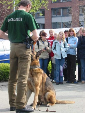 (349/04) Girl&#039;s Day 2004 - 54 Mädchen erleben die Welt der Polizei