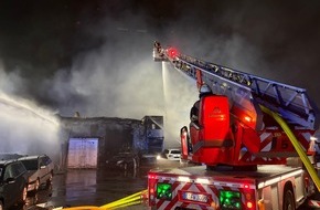 Feuerwehr Essen: FW-E: N&auml;chtlicher Gro&szlig;brand eines Kfz-Betriebs - vorsorgliche Warnung der Bev&ouml;lkerung