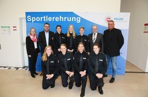Polizeidirektion Oldenburg: POL-OLD: +++ Elf Beamtinnen und Beamte der Polizeidirektion Oldenburg für ihre sportlichen Leistungen ausgezeichnet +++ Johann Kühme gratuliert +++