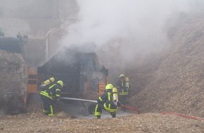 Feuerwehr Frankfurt am Main: FW-F: Brand bei einem Recyclingbetrieb auf der Schmickstraße im Ostend