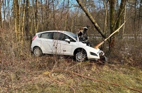 Polizeipräsidium Konstanz: POL-KN: B33, Singen, AS Steißlingen, Lkrs KN) Verunfallter Ford fängt Feuer (25.02.2022)