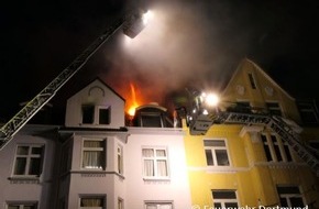 Feuerwehr Dortmund: FW-DO: Dachgeschosswohnung brennt in voller Ausdehnung