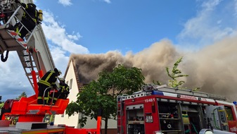 Freiwillige Feuerwehr Südheide: FW Südheide: Schuppenbrand greift auf Dachstuhl über-Feuerwehren in Hermannsburg im Großeinsatz