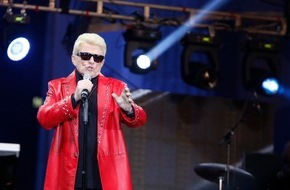 SAT.1 GOLD: Tausende Zuschauer feiern Heino am Brandenburger Tor / "Goldschlager - Die Hits der Stars" am Dienstag, 15. Oktober 2013, um 20.15 Uhr bei SAT.1 Gold (BILD)
