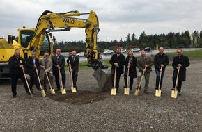 Touring Club Schweiz/Suisse/Svizzero - TCS: Premier coup de pioche pour la nouvelle piste du centre de Betzholz Hinwil (ZH)