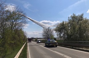 Polizeidirektion Neustadt/Weinstraße: POL-PDNW: Wind weht Ackerfolie fast auf Autobahn