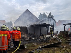 FW Lüchow-Dannenberg: +++ brennender Schuppen breitet sich auf Wohnhaus aus +++ Bewohner können sich unverletzt in Sicherheit bringen +++ Über 100 Feuerwehrleute im Einsatz +++