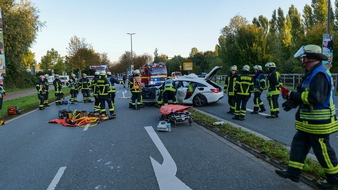 Feuerwehr Dortmund: FW-DO: Dorstfelder Allee wegen Verkehrsunfall zeitweise gesperrt