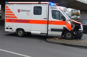 Polizei Wolfsburg: POL-WOB: Unfall mit RTW - Verursacher flüchtet - Zeugen gesucht