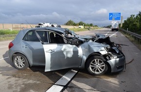 Polizeiinspektion Hildesheim: POL-HI: Verlorener Spanngurt löst schweren Verkehrsunfall aus