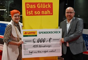 Sachsenlottos Möglichmacherin Katrin Koch übergibt 5.000 Euro-Scheck an ASB-Wünschewagen