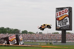 Mattel GmbH: Weit, weiter, am weitesten! / Mit 101 Metern stellt Team Hot Wheels[TM] beim 100jährigen Jubiläum des Indianapolis 500 einen spektakulären Weltrekord im Auto-Weitsprung auf (mit Bild)