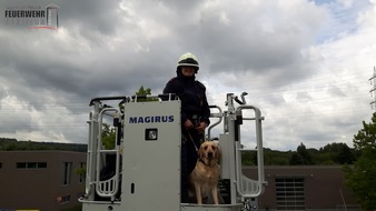 FW-MK: Rettungshunde zu Besuch bei der Feuerwehr Hagen